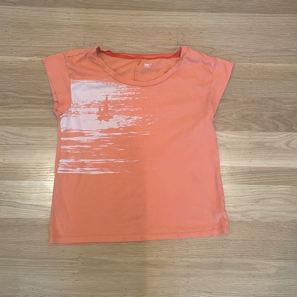 Gap size small sailboat print tshirt